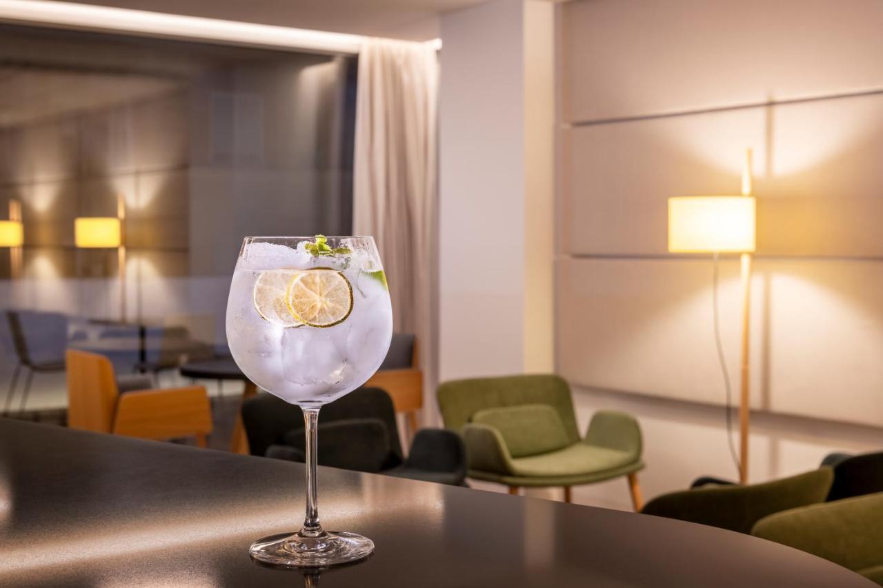 Eurostars Portico Αλικάντε Εξωτερικό φωτογραφία A glass of G'Vine Floraison with tonic water